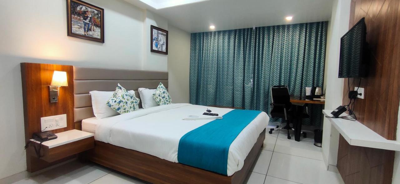 Hotel Sapphire Inn Godhra Exterior foto