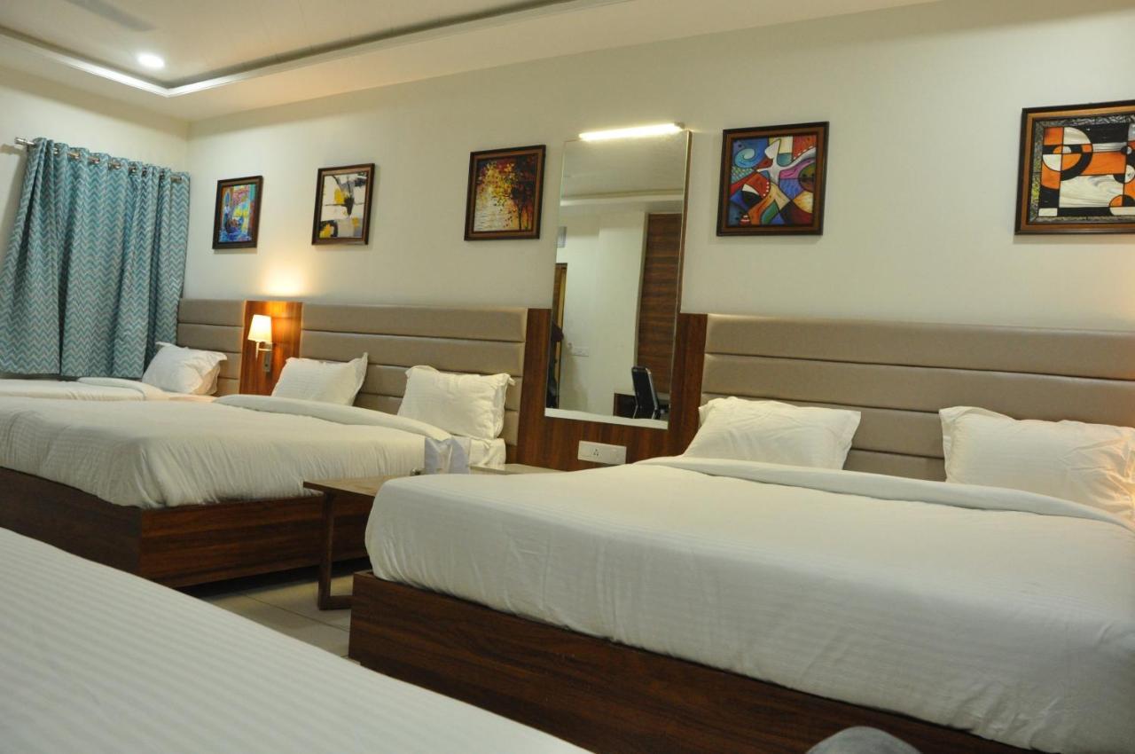 Hotel Sapphire Inn Godhra Exterior foto