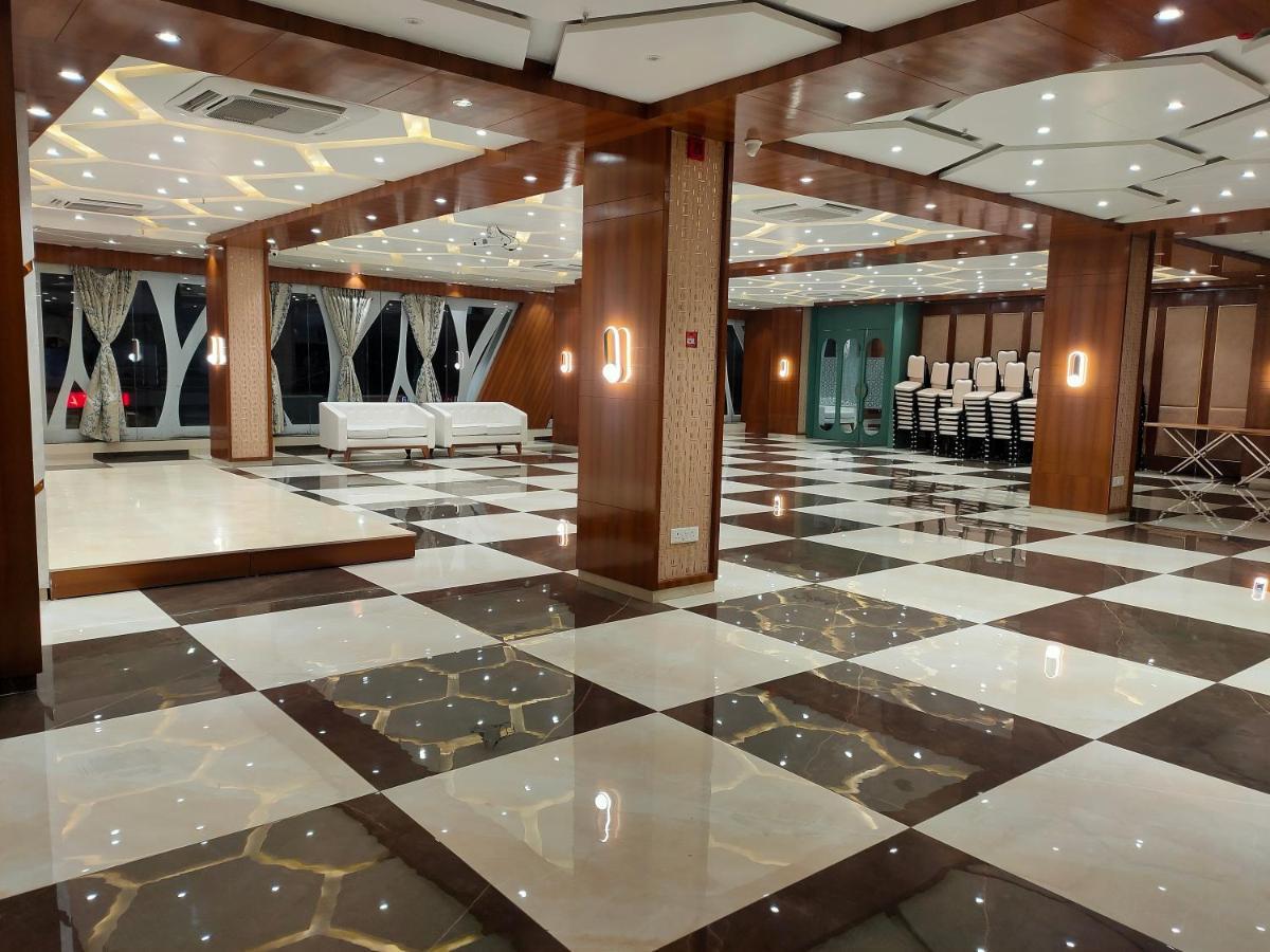 Hotel Sapphire Inn Godhra Exterior foto