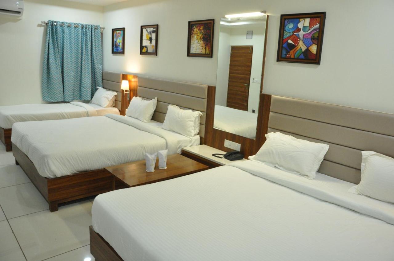 Hotel Sapphire Inn Godhra Exterior foto